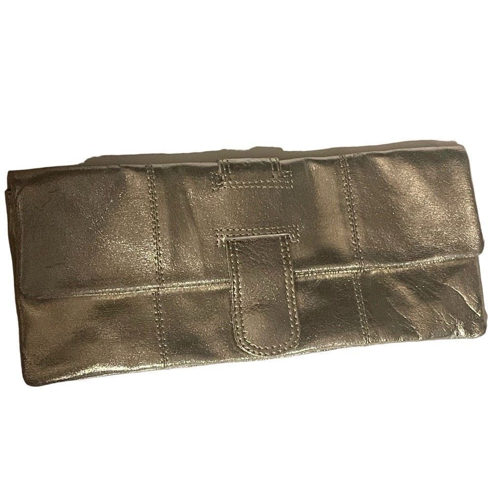 Sorpresa! Gold faux leather clutch